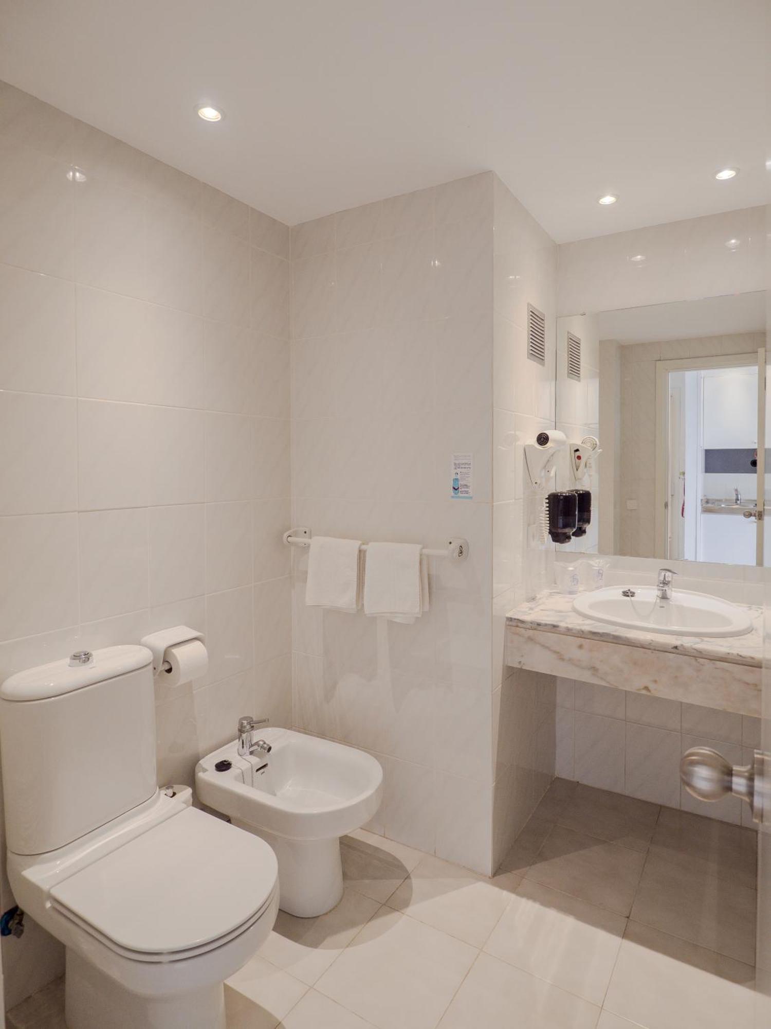 Apartamentos La Santa Maria Cala Millor  Eksteriør billede