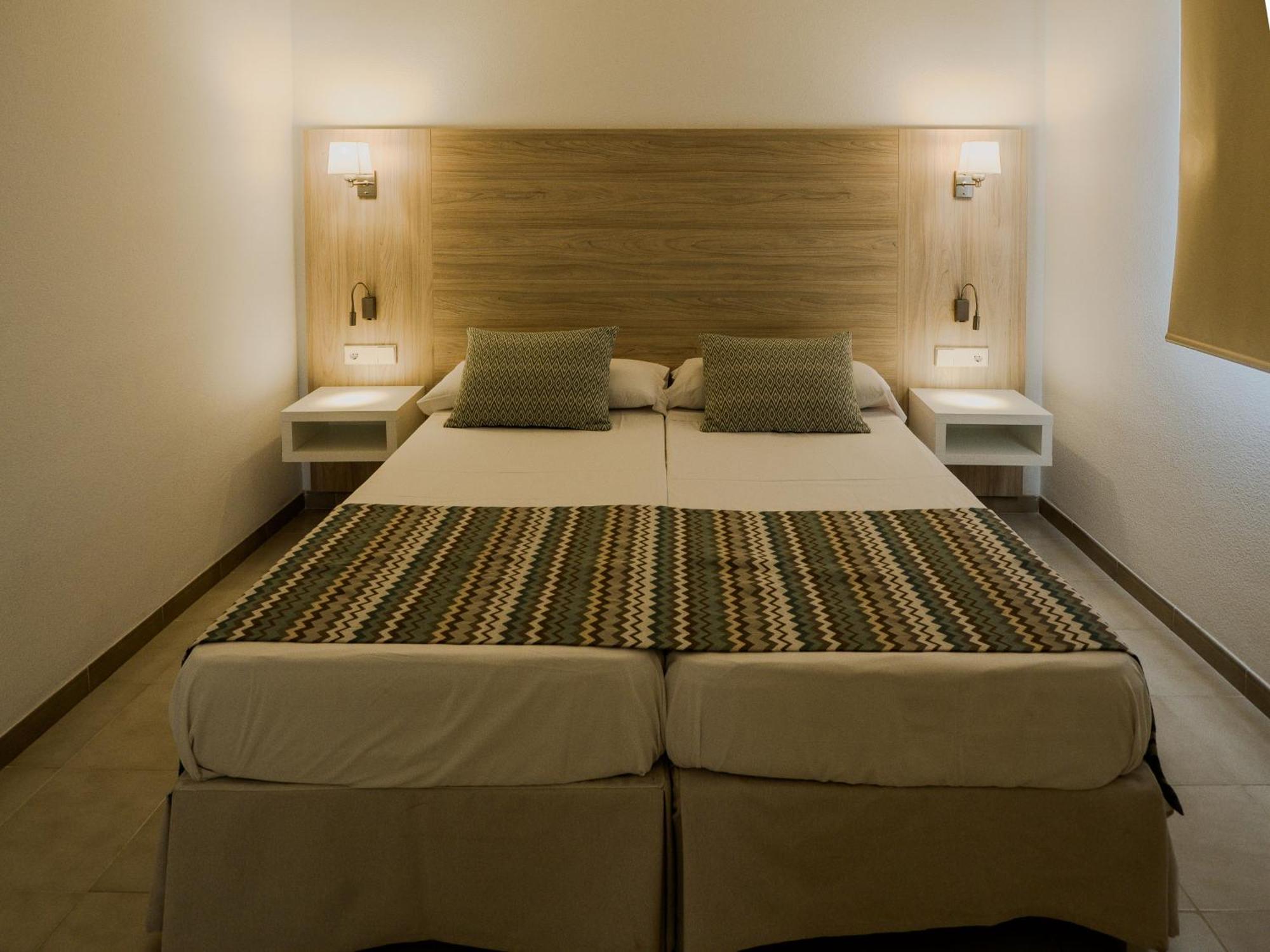 Apartamentos La Santa Maria Cala Millor  Eksteriør billede